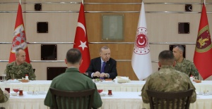 Cumhurbaşkanı Erdoğan, 4. Kolordu Komutanlığı'nı ziyaret ederek askerlerle birlikte iftar yaptı.