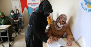“Kırmızı Kurdele Projesi” kapsamında, kadınlar okuma- yazma öğreniyor.