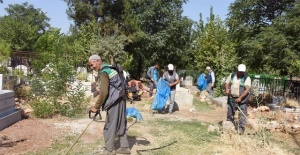 Hilvan’da mezarlıklar Bayram ziyaretlerine hazırlanıyor