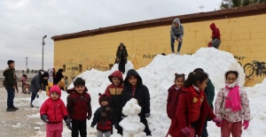 Akçakale'de çocuklar kartopu oynayarak kar sevinci yaşadı.