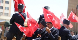 Vali Ayhan "Gazi Atatürk ve ebediyete irtihal etmiş gazilerimizi rahmet ve minnetle anıyoruz"