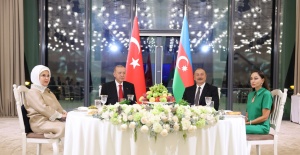 Cumhurbaşkanı Erdoğan, Azerbaycan Cumhurbaşkanı Aliyev’in onuruna verdiği yemeğe katıldı